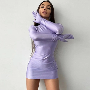 Mini abito bodycon lavanda con guanti lunghi coordinati in finitura satinata