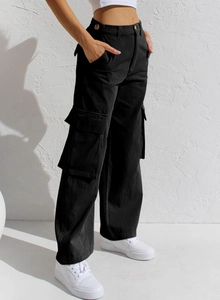 Detailansicht der schwarzen Cargo-Hose mit mehreren Taschen und robuster Baumwolltextur