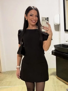 Schlankes schwarzes Kurzarmkleid mit Falten-Taschen und elegantem Rundhalsausschnitt