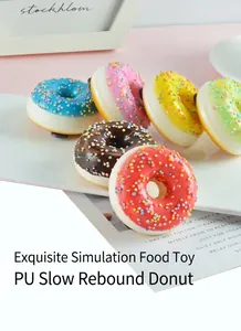 Detalle de imanes de donuts coloridos en PU de rebote lento con chispas en una bandeja