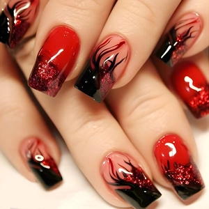 Makroaufnahme quadratischer Nägel mit rot-schwarzem Farbverlauf, Glitzer und Flammendesign