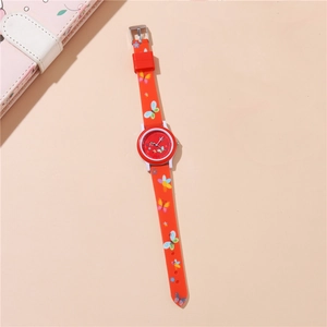 Détail du bracelet en silicone rouge avec motifs papillons et fleurs pour montre enfant
