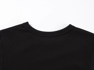 Détail du col rond renforcé d'un t-shirt à manches longues noir coupe ajustée