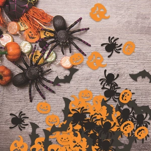 Décoration de table Halloween avec araignées, confettis citrouille et chauve-souris