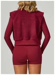 Vue arrière du gilet en polaire bordeaux avec ourlet côtelé et détails de couture
