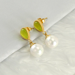 Boucles d'oreilles dorées avec pierre œil de chat verte et grosse perle blanche femme