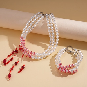 Ensemble collier triple couche en perles avec pompon rouge et bracelet assorti