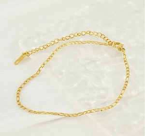Detail der 18K vergoldeten Figaro-Fußkette mit Karabinerverschluss und Verlängerung