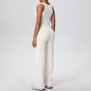 Dettaglio del set sportivo crema con top racerback e pantaloni da yoga a gamba larga a vita alta