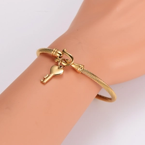 Goldenes Seilarmband aus Edelstahldraht mit poliertem Herz-Schlüssel-Anhänger und Magnet