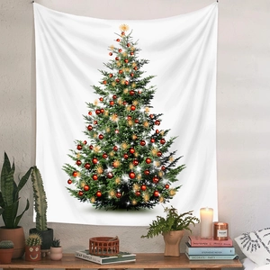 Dettaglio di un arazzo con albero di Natale appeso alla parete con decorazioni casa