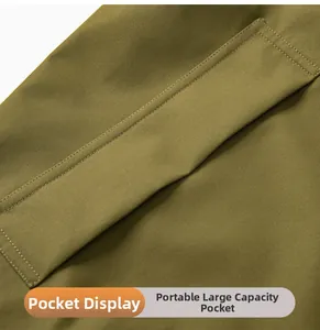 Detailansicht der Cargotasche mit hoher Kapazität an der olivgrünen Freizeitjacke