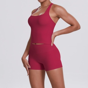 Détail d'un ensemble de yoga rouge baie avec brassière de sport dos nageur et short taille haute