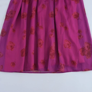Robe longue en mousseline fleurie française avec col en V et manches longues en magenta