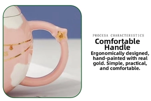 Detailopname van roze keramische mokgreep met handgeschilderde gouden ster en ergonomische vorm