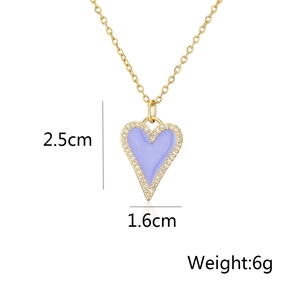 Dettaglio pendente cuore con smalto viola e zirconi che mostra dimensioni di 2,5 cm