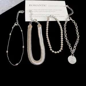 Set di 4 bracciali in argento con catena a serpente e ciondolo su velluto nero