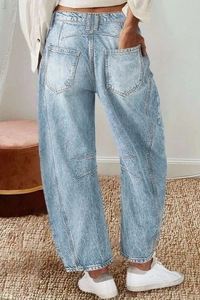 Rückansicht von hellblauen Vintage-Jeans mit weitem Bein und großen Taschen im Innenbereich