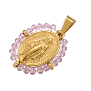 Détail du pendentif ovale plaqué or 18K avec figure en relief et perles violettes