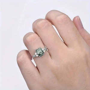 Anello in argento con finto giada verde quadrato e piccoli diamanti laterali
