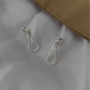 Minimalistische S925 Sterling Silber Knot Ohrstecker mit gedrehtem Seildesign