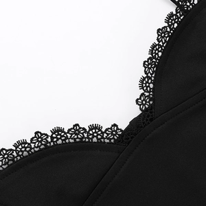 Gros plan sur la dentelle noire et les coutures de précision de la robe d'été