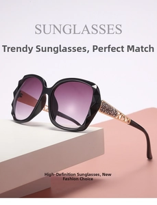 Details einer Oversized-Sonnenbrille mit goldfarbenen Bügeln und lila Verlaufsgläsern