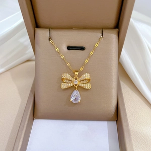 Goldene Schmetterlingskette mit Tropfen-Zirkon-Anhänger in einer edlen Schmuckschatulle