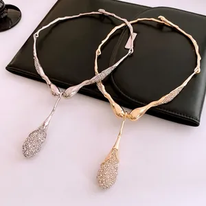 Colliers luxe avec pendentif goutte d'eau en or et argent sertis de strass brillants