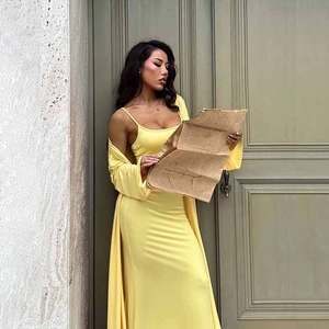 Détail de l'ensemble robe moulante jaune avec cardigan assorti et tissu au drapé doux