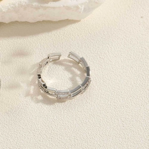 Vue détaillée d'une bague réglable argentée avec des maillons ornés de cristaux