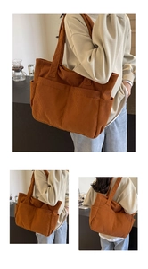 Vue détaillée du grand sac fourre-tout en velours côtelé marron avec poches et large bandoulière