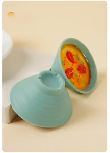 Vista detallada de un cuenco de huevo al vapor miniatura con gambas y cebollino