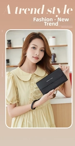 Dettaglio pochette nera in ecopelle con cuciture a V e logo Fashion Trend stampato