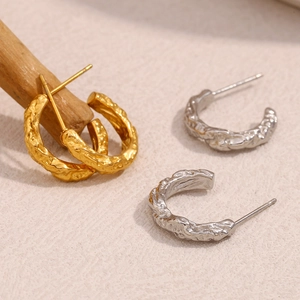 Orecchini A Lobo A Forma Di C Con Texture Martellata Irregolare Acciaio Inossidabile Placcato Oro 18K Stile INS Di Moda