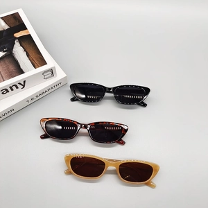 Lunettes de soleil œil de chat vintage en noir, écaille et beige champagne