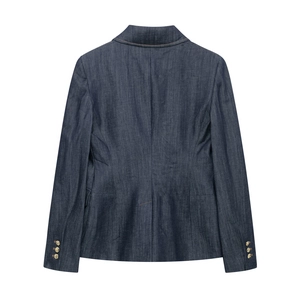 Vista posteriore dettagliata della trama del denim e del taglio professionale del blazer