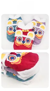 Détails de manteaux festifs pour animaux avec broderie lion et nœuds traditionnels en trois couleurs