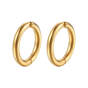 Détail macro des boucles d'oreilles créoles dorées en acier poli avec fermoir à charnière