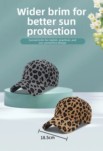Dettaglio dei cappellini leopardati in velluto a coste con visiera larga 18,5 cm