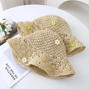 Chapeaux de paille d'été pour femmes avec fleurs 3D et bord ondulé élégant
