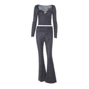Ensemble deux pièces avec crop top à manches longues et pantalon évasé à pois slim