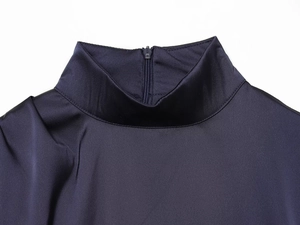 Détail du haut en satin bleu marine à col montant avec fermeture éclair invisible au dos