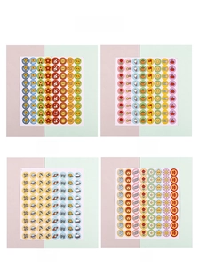 Détail d'autocollants de récompense colorés avec trophées, sourires, fusées et pouces levés