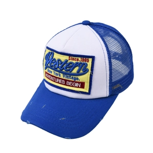 Vintage Western Trucker Cap mit blauem Netz, weißer Front und Details am abgenutzten Schirm