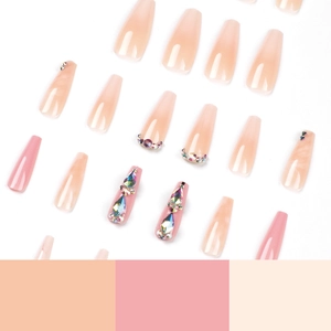 Faux ongles longs ballerine roses avec dégradé chic et décorations de strass brillants