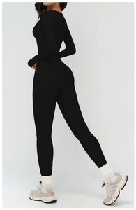 Vue latérale de l'ensemble de yoga noir avec haut à manches longues et legging taille haute