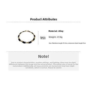 Vue détaillée du choker vintage avec modules en émail noir et maillons dorés en forme de X
