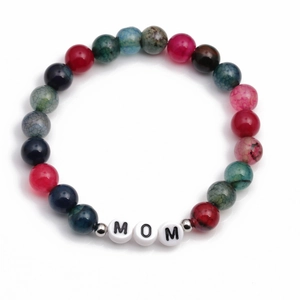 Bracelet en perles multicolores avec lettres MOM et texture agate pour la fête des mères