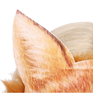 Gros plan d'oreilles de renard en fourrure synthétique avec texture dégradée sur cheveux